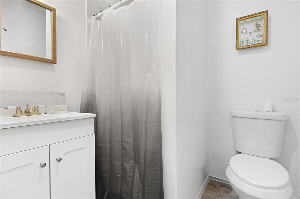 Activo con contrato: $365,000 (4 camas, 3 baños, 2300 Pies cuadrados)