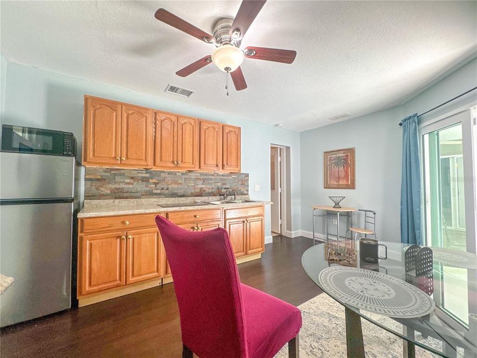 Activo con contrato: $447,500 (4 camas, 2 baños, 2188 Pies cuadrados)