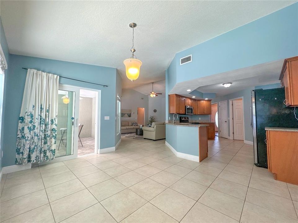 Activo con contrato: $447,500 (4 camas, 2 baños, 2188 Pies cuadrados)