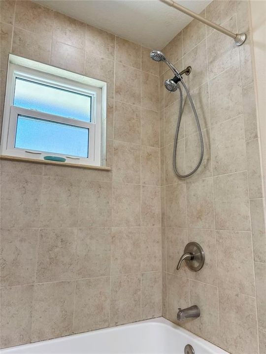 Activo con contrato: $447,500 (4 camas, 2 baños, 2188 Pies cuadrados)