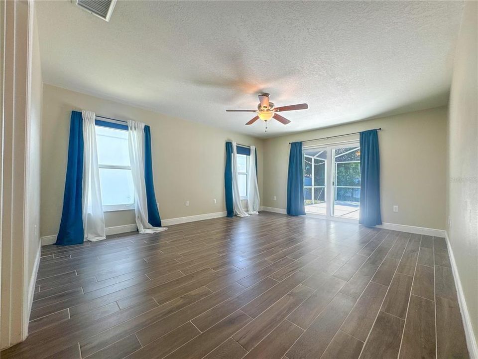 Activo con contrato: $447,500 (4 camas, 2 baños, 2188 Pies cuadrados)