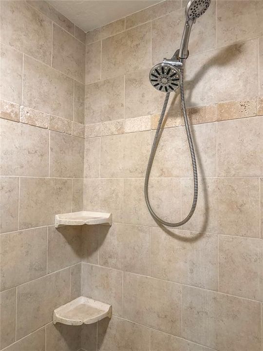 Activo con contrato: $447,500 (4 camas, 2 baños, 2188 Pies cuadrados)