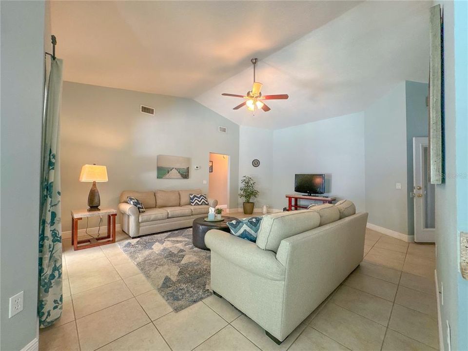 Activo con contrato: $447,500 (4 camas, 2 baños, 2188 Pies cuadrados)