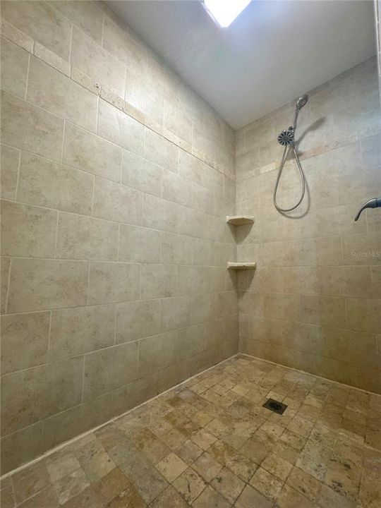 Activo con contrato: $447,500 (4 camas, 2 baños, 2188 Pies cuadrados)