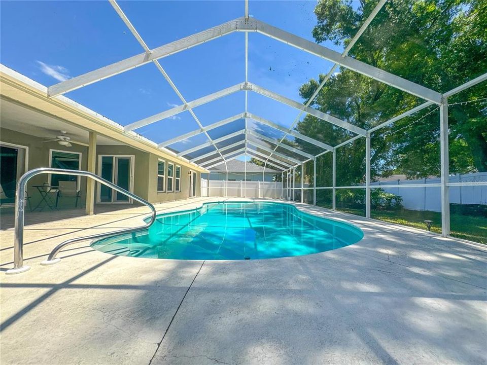 Activo con contrato: $447,500 (4 camas, 2 baños, 2188 Pies cuadrados)