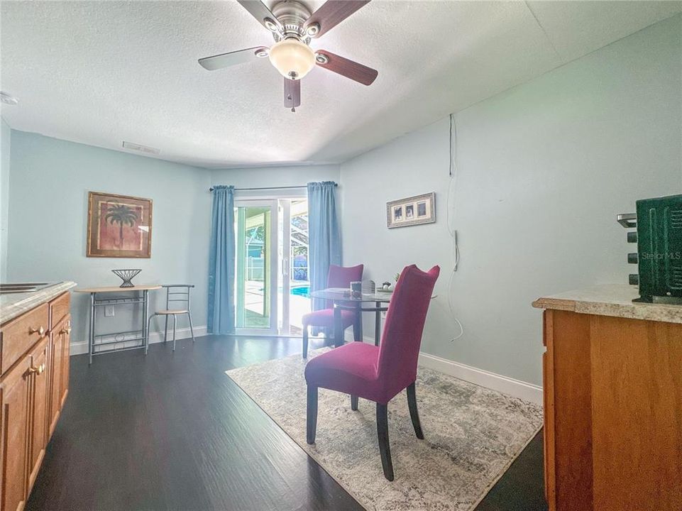 Activo con contrato: $447,500 (4 camas, 2 baños, 2188 Pies cuadrados)
