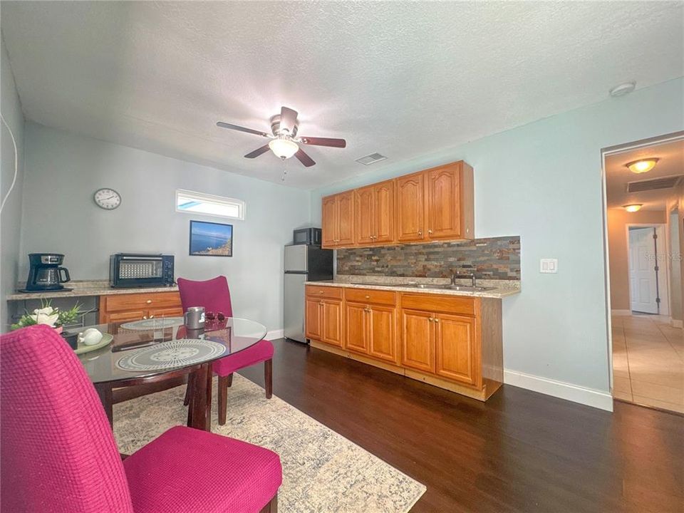 Activo con contrato: $447,500 (4 camas, 2 baños, 2188 Pies cuadrados)