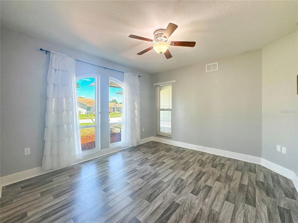 Activo con contrato: $447,500 (4 camas, 2 baños, 2188 Pies cuadrados)