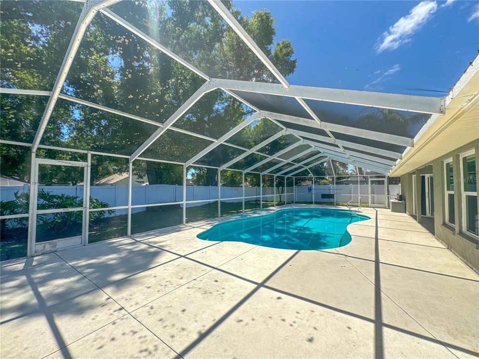 Activo con contrato: $447,500 (4 camas, 2 baños, 2188 Pies cuadrados)