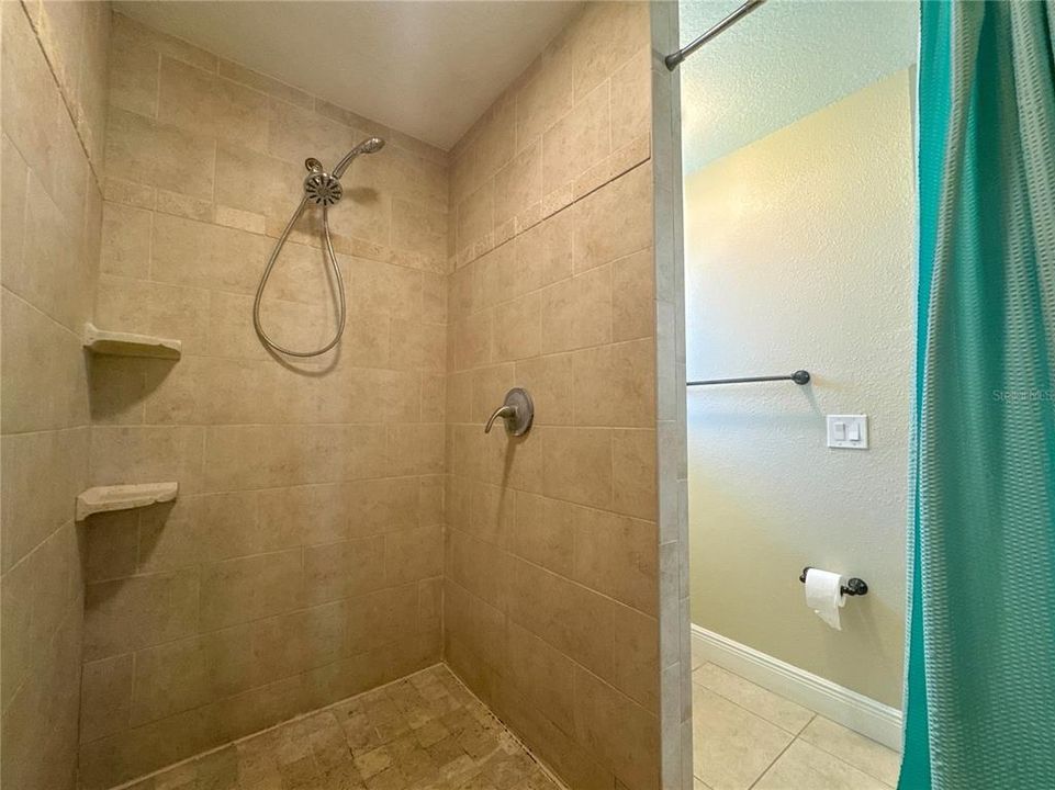 Activo con contrato: $447,500 (4 camas, 2 baños, 2188 Pies cuadrados)