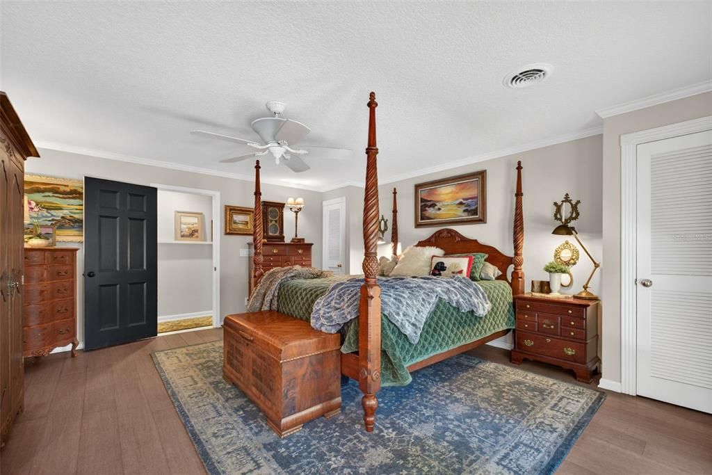 Active With Contract: $975,000 (3 beds, 2 baths, 2640 Square Feet)