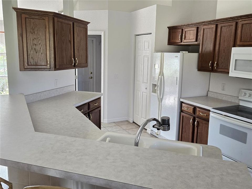 На продажу: $255,750 (3 спален, 2 ванн, 1701 Квадратных фут)