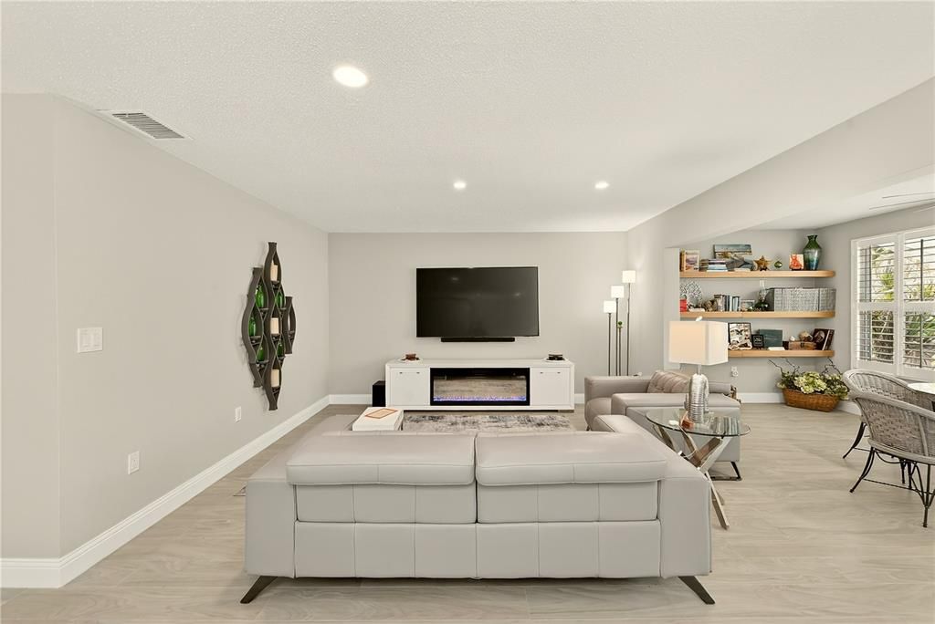 For Sale: $250,000 (1 beds, 1 baths, 1060 Square Feet)