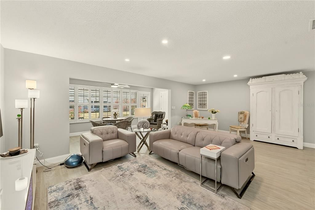 For Sale: $250,000 (1 beds, 1 baths, 1060 Square Feet)