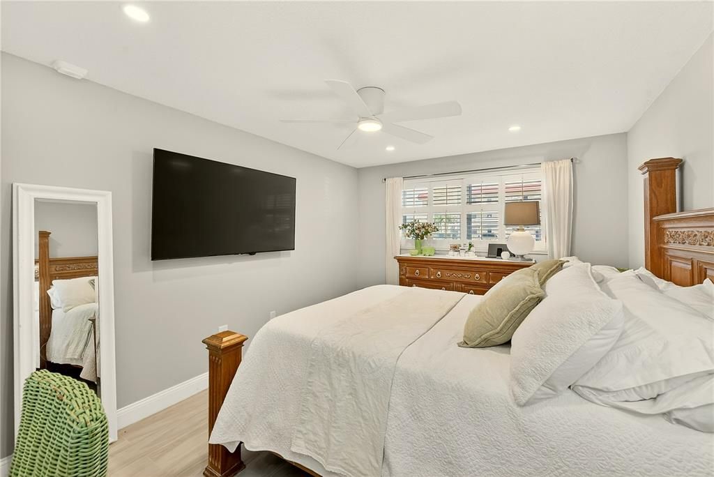 For Sale: $250,000 (1 beds, 1 baths, 1060 Square Feet)