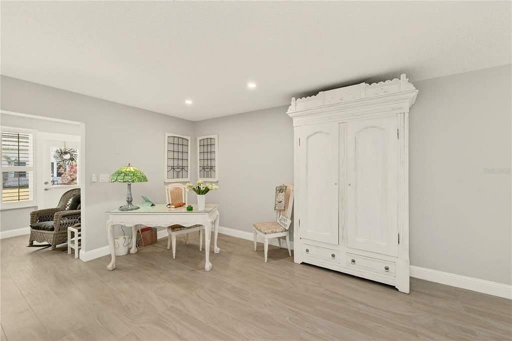 For Sale: $250,000 (1 beds, 1 baths, 1060 Square Feet)