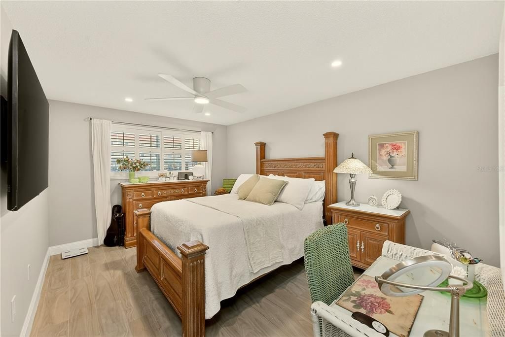 For Sale: $250,000 (1 beds, 1 baths, 1060 Square Feet)