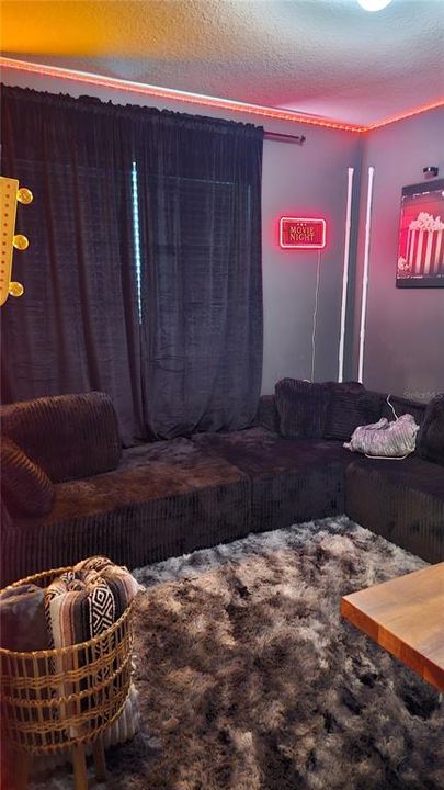 En Venta: $350,000 (4 camas, 2 baños, 1828 Pies cuadrados)