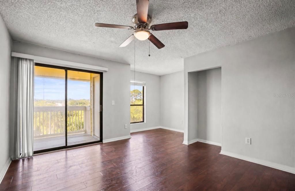 For Sale: $189,000 (2 beds, 2 baths, 898 Square Feet)