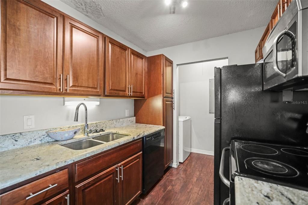 For Sale: $189,000 (2 beds, 2 baths, 898 Square Feet)