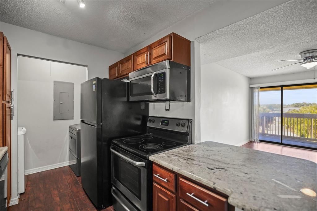 For Sale: $189,000 (2 beds, 2 baths, 898 Square Feet)