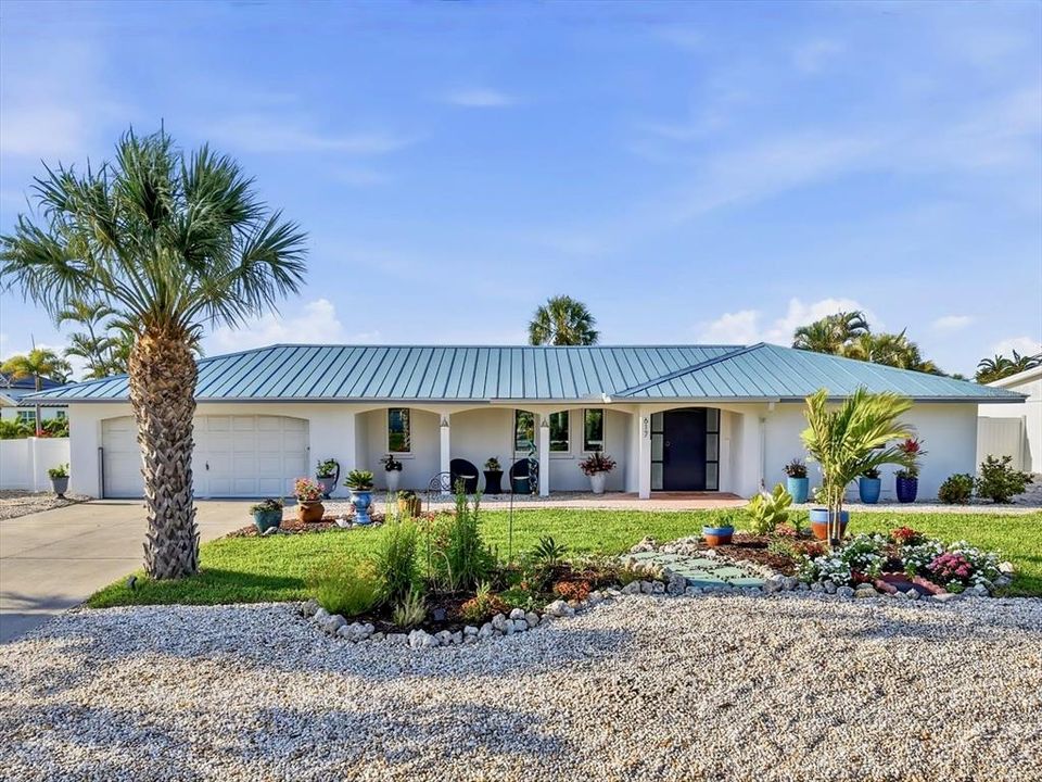 For Sale: $2,175,000 (3 beds, 3 baths, 2205 Square Feet)