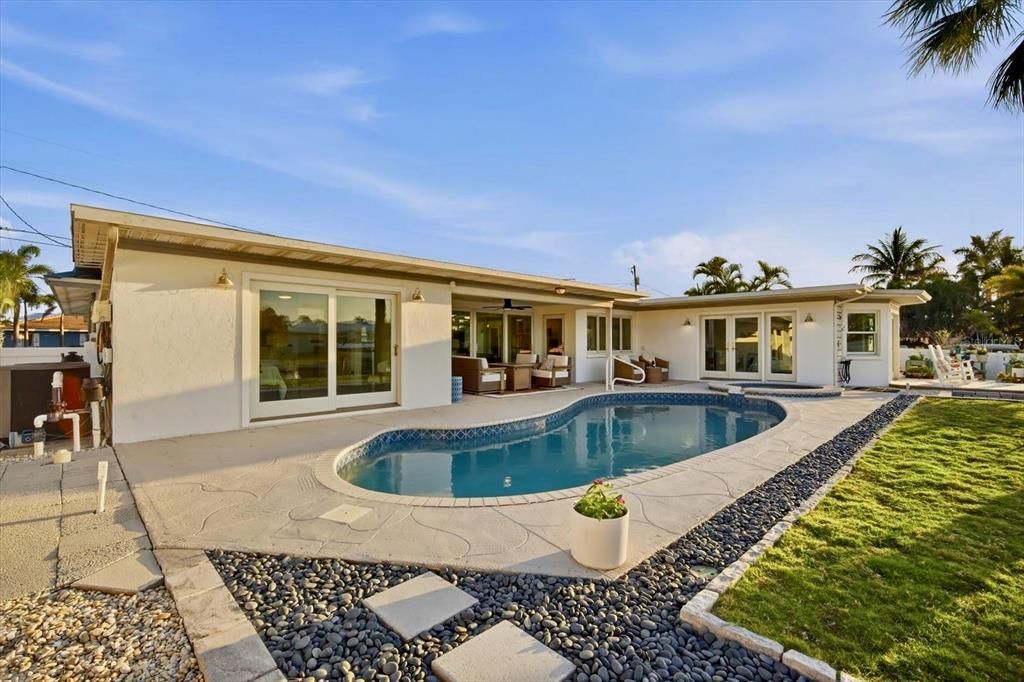 For Sale: $2,175,000 (3 beds, 3 baths, 2205 Square Feet)