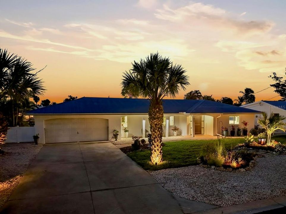 For Sale: $2,175,000 (3 beds, 3 baths, 2205 Square Feet)