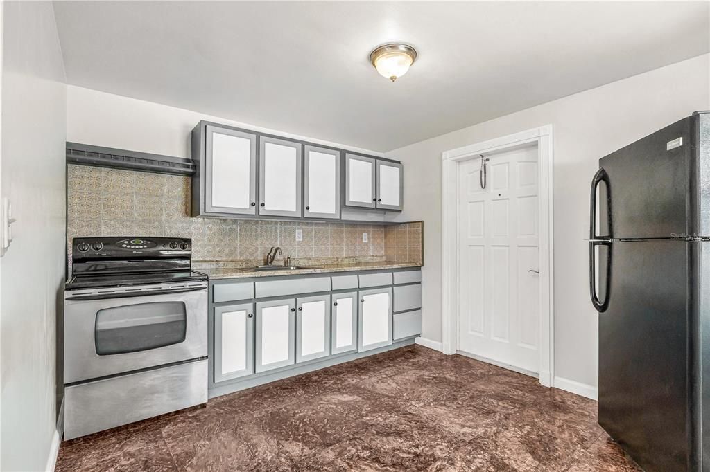 Active With Contract: $197,000 (2 beds, 1 baths, 780 Square Feet)