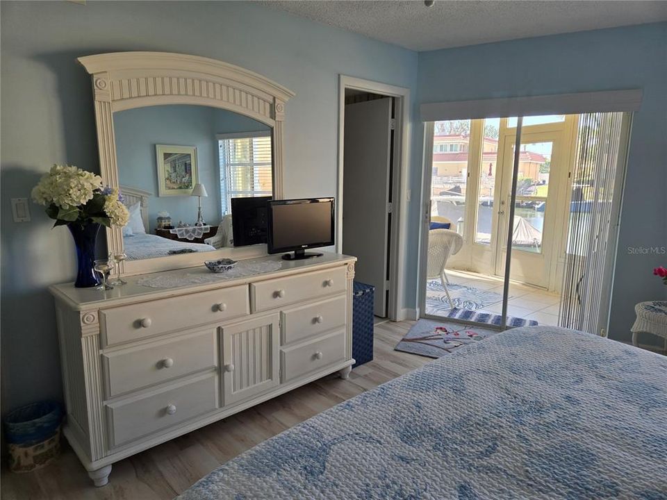 Active With Contract: $425,000 (2 beds, 2 baths, 929 Square Feet)