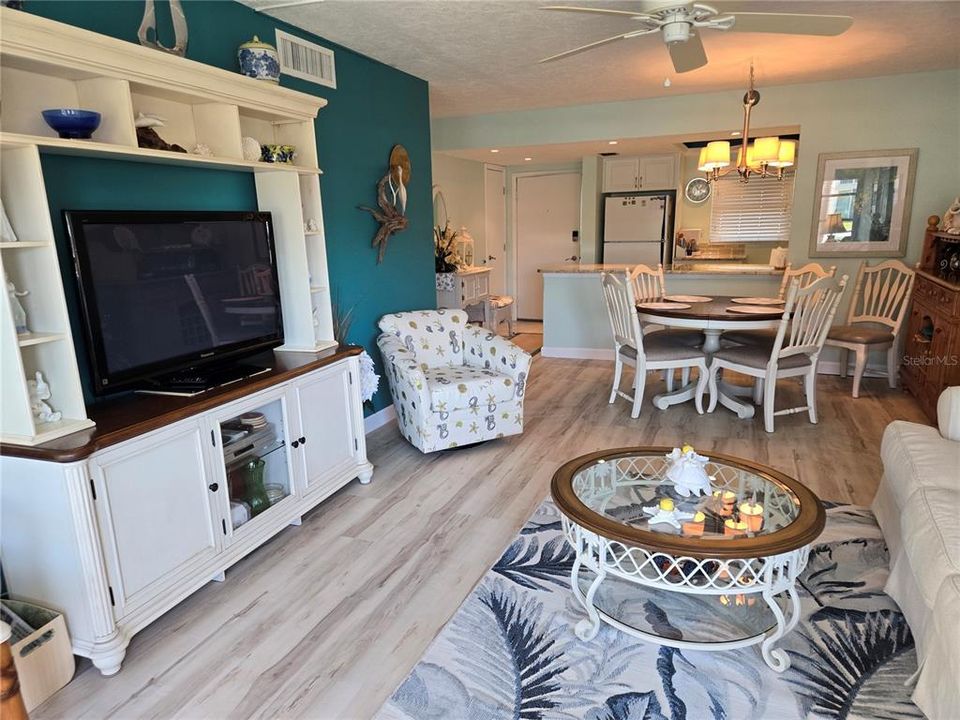 Active With Contract: $425,000 (2 beds, 2 baths, 929 Square Feet)