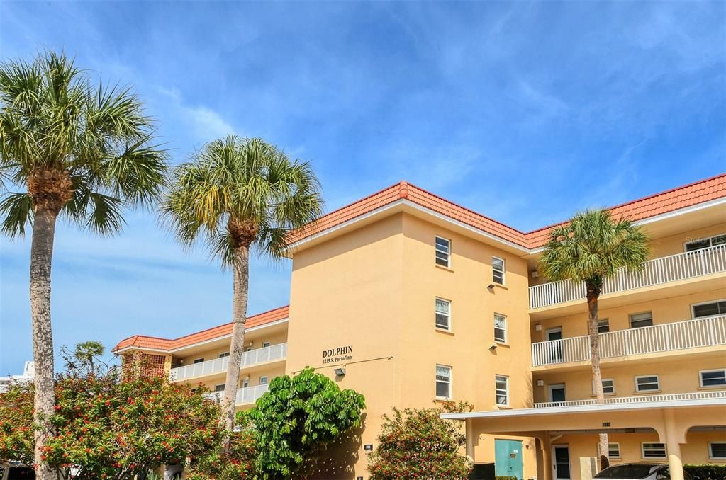 Active With Contract: $425,000 (2 beds, 2 baths, 929 Square Feet)