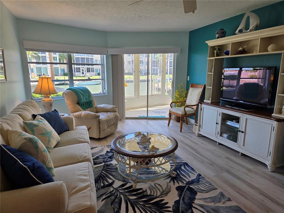 Active With Contract: $425,000 (2 beds, 2 baths, 929 Square Feet)