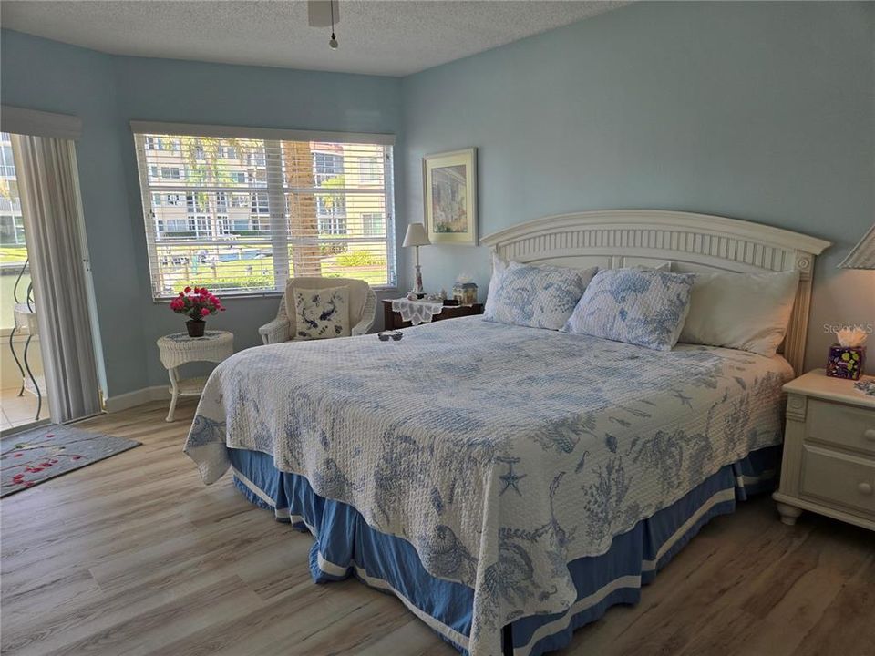 Active With Contract: $425,000 (2 beds, 2 baths, 929 Square Feet)