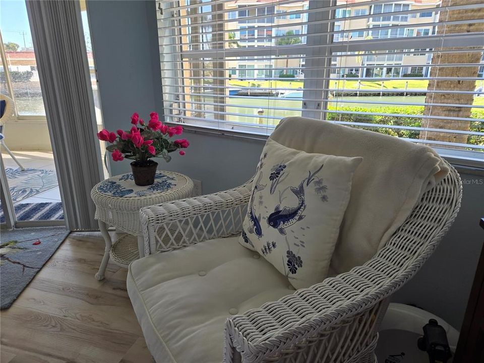 Active With Contract: $425,000 (2 beds, 2 baths, 929 Square Feet)