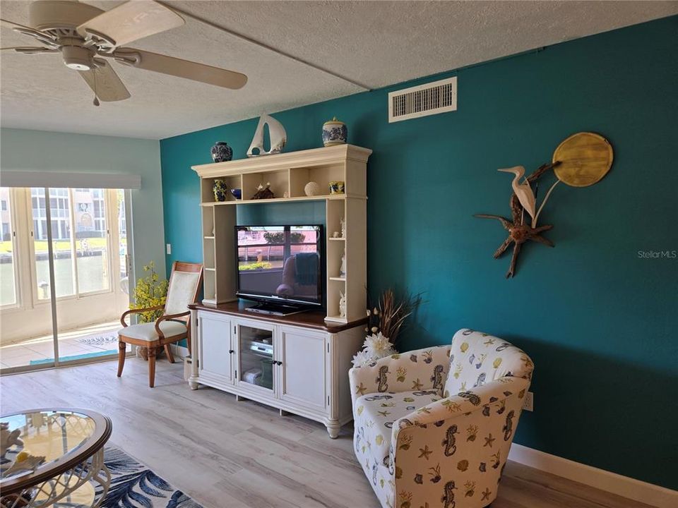 Active With Contract: $425,000 (2 beds, 2 baths, 929 Square Feet)