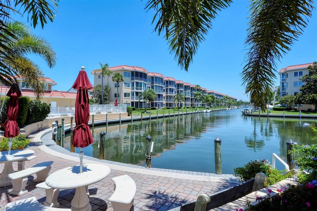 Active With Contract: $425,000 (2 beds, 2 baths, 929 Square Feet)