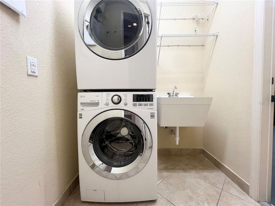 Active With Contract: $3,200 (3 beds, 2 baths, 1678 Square Feet)