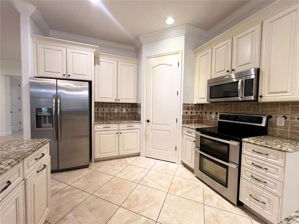 Active With Contract: $3,200 (3 beds, 2 baths, 1678 Square Feet)