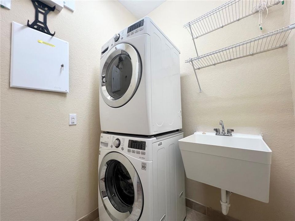 Active With Contract: $3,200 (3 beds, 2 baths, 1678 Square Feet)