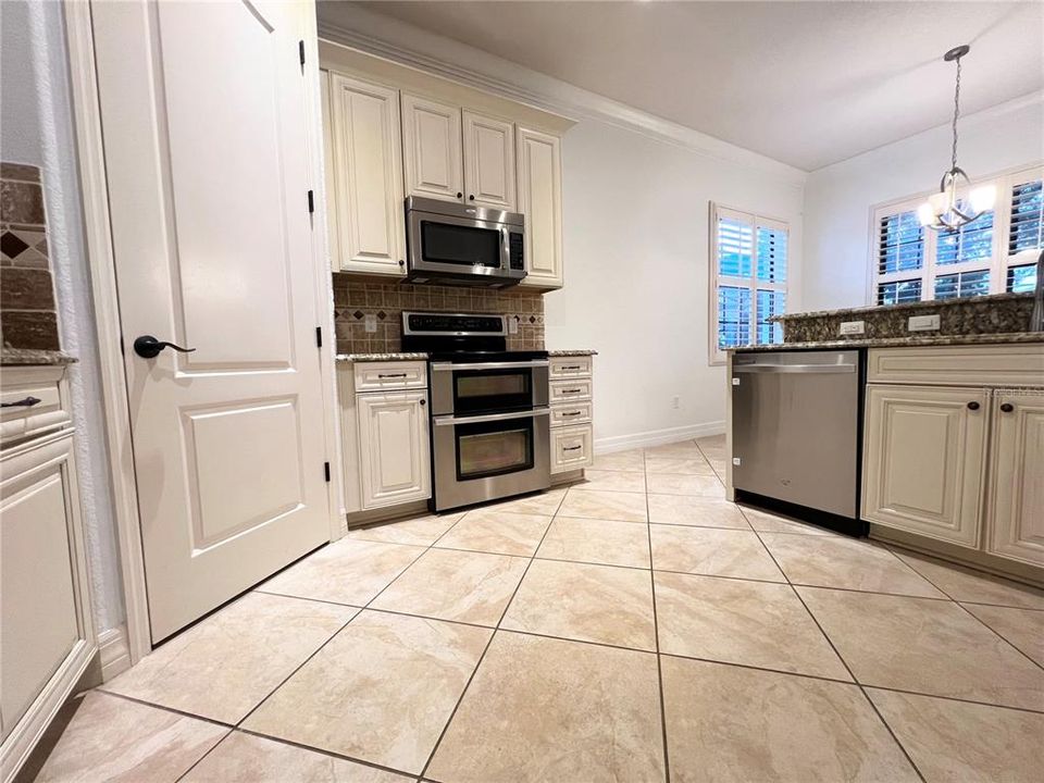 Active With Contract: $3,200 (3 beds, 2 baths, 1678 Square Feet)