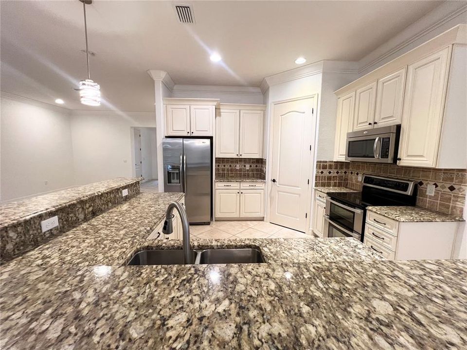 Active With Contract: $3,200 (3 beds, 2 baths, 1678 Square Feet)