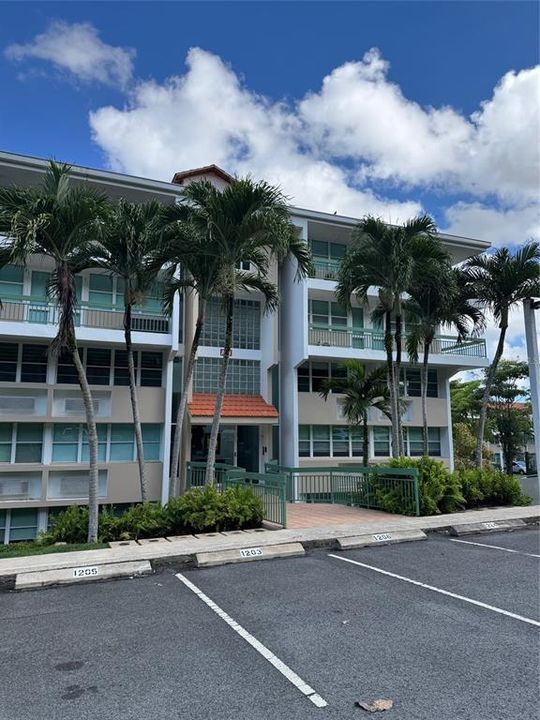 Active With Contract: $425,000 (3 beds, 2 baths, 1573 Square Feet)