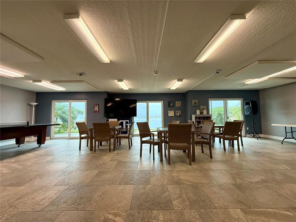 For Sale: $269,000 (1 beds, 1 baths, 704 Square Feet)