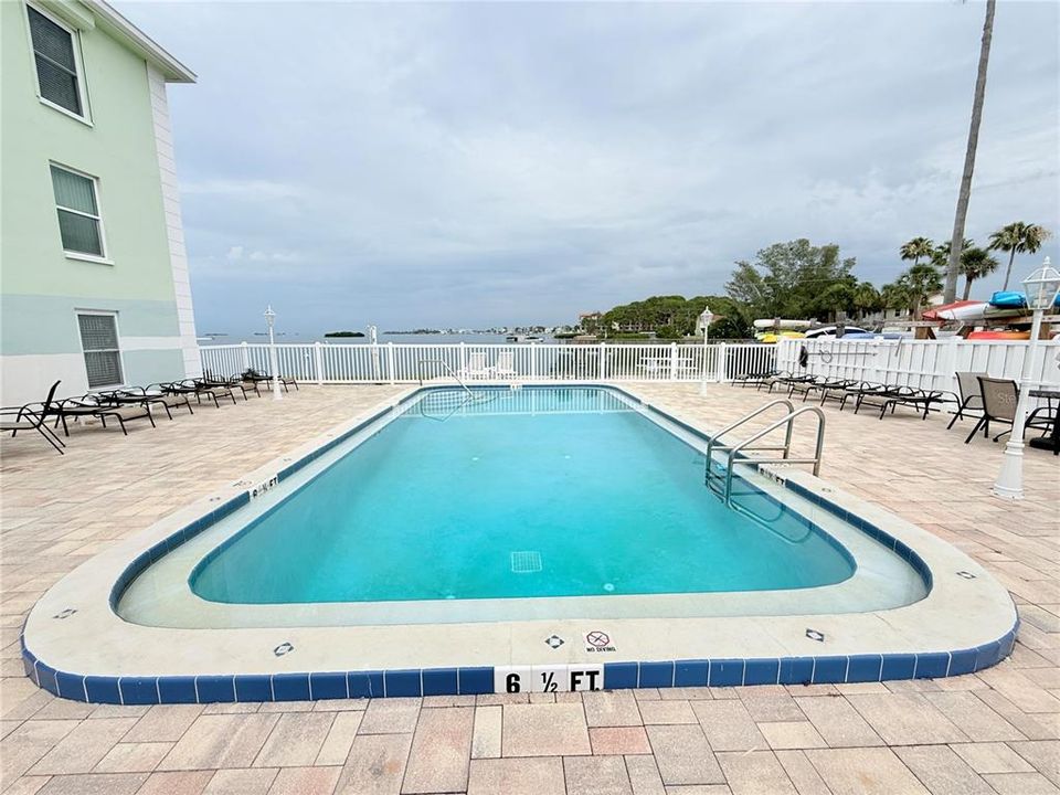 For Sale: $269,000 (1 beds, 1 baths, 704 Square Feet)