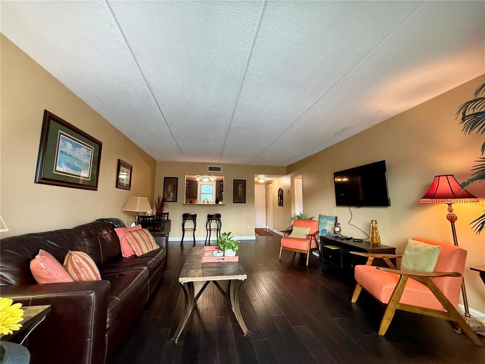 For Sale: $269,000 (1 beds, 1 baths, 704 Square Feet)