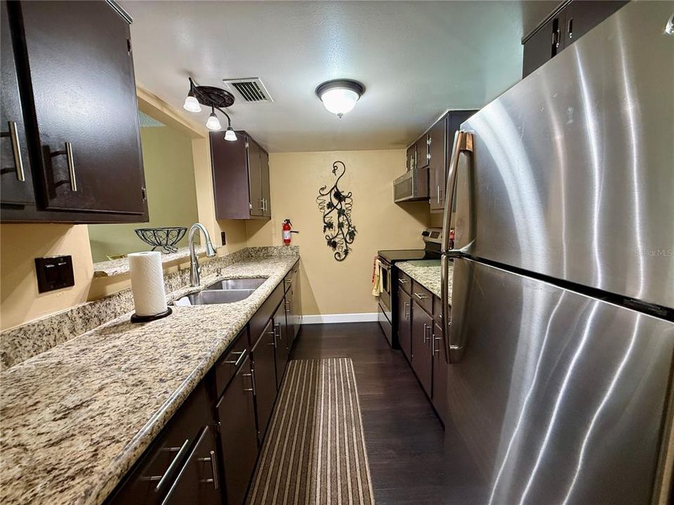 For Sale: $269,000 (1 beds, 1 baths, 704 Square Feet)