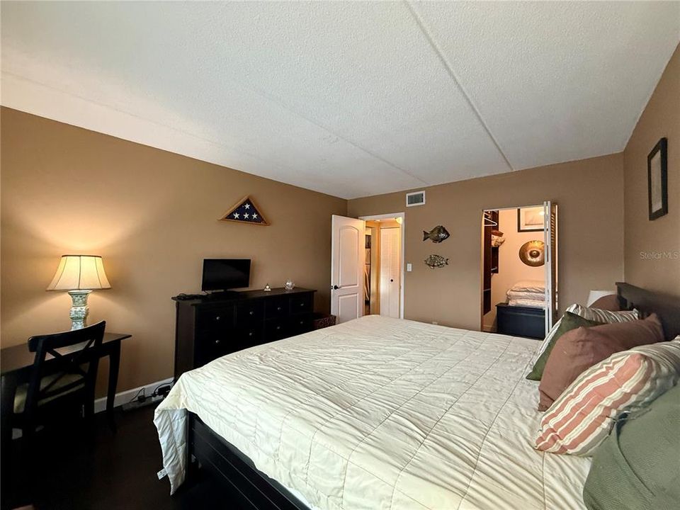 For Sale: $269,000 (1 beds, 1 baths, 704 Square Feet)