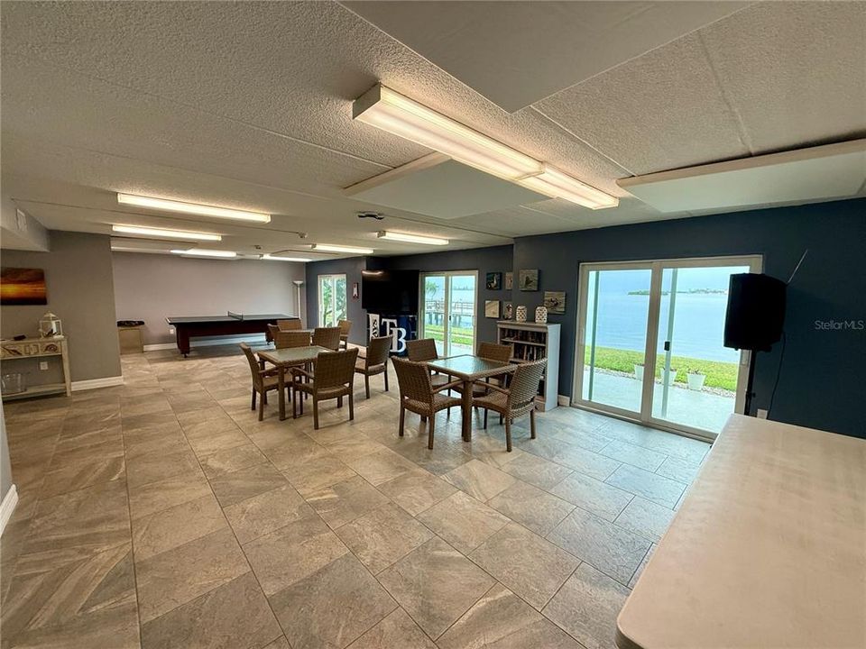 For Sale: $269,000 (1 beds, 1 baths, 704 Square Feet)