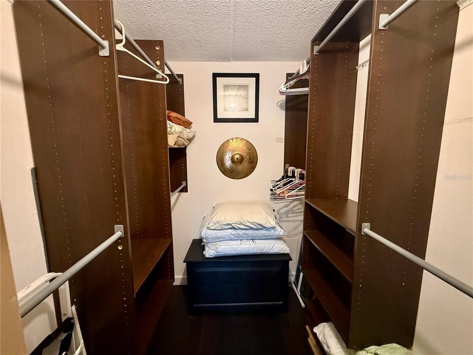 For Sale: $269,000 (1 beds, 1 baths, 704 Square Feet)